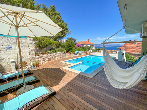 Apartmaji Sonce z bazenom, Korčula - terasa s kamnitim žarom.