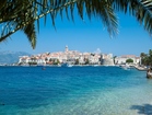 Pogled na mesto Korčula z turkizno-modrim morjem