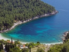 Pogled na čudoviti zaliv z turkizno-modrim morjem 
