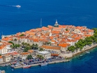 Pogled na staro mestno jedro Korčule z druge strani 