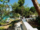 Hiška je obdana s čudovitim Mediteranskim zelenjem in kristalno čistim morjem.