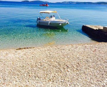 Plaža, ki se nahaja tik pred vilo.